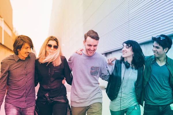 Friends walking down the street — Stock Photo, Image