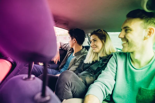 Amigos sentados no carro — Fotografia de Stock