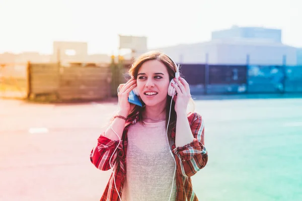 Mujer escuchando música con auriculares — Foto de Stock