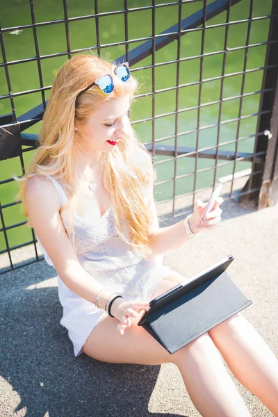 Femme utilisant une tablette et un smartphone — Photo