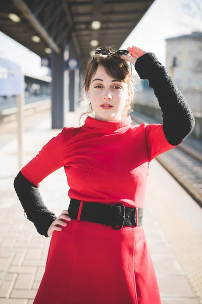 Vintage hipster mulher na cidade de rua — Fotografia de Stock