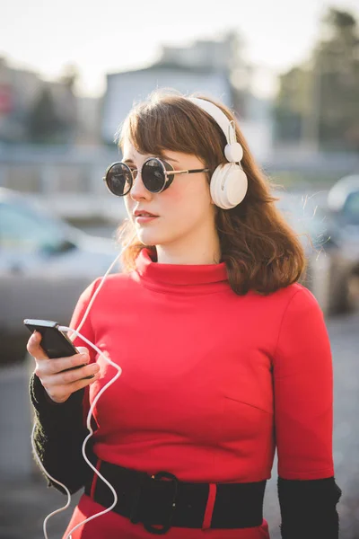 Vrouw luisteren muziek met hoofdtelefoon — Stockfoto