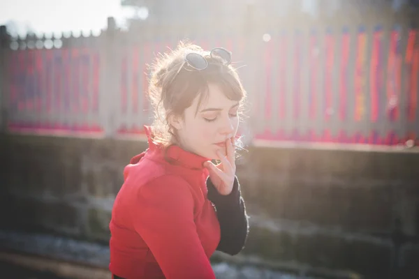 Mulher na estação fumar cigarro — Fotografia de Stock