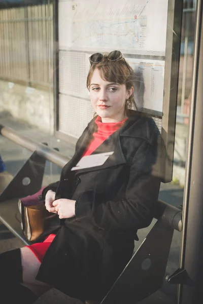 Hipster kadın bekleyen otobüs — Stok fotoğraf