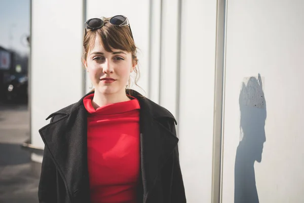 Mujer hipster vintage en la ciudad de la calle —  Fotos de Stock