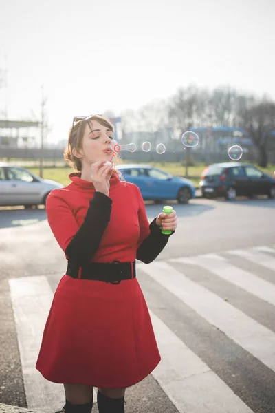 Vrouw in de straat stad waait zeepbel zeep — Stockfoto