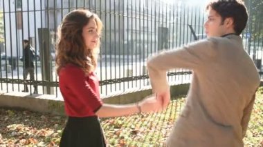 Genç aşık çift şehirde dans ediyor.