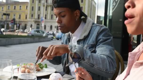 Pareja Multiétnica Joven Cafetería Aire Libre Hombre Alimentando Mujer — Vídeo de stock