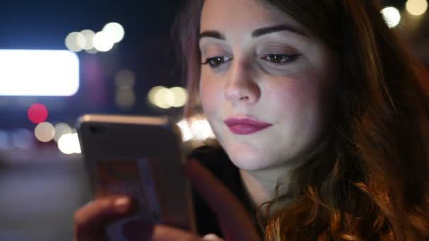 Retrato Mulher Cabelo Longo Caucasiano Bonito Jovem Usando Telefone Inteligente — Vídeo de Stock