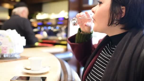 年轻美丽的高加索女人 在酒吧里喝咖啡 饮酒的概念 — 图库视频影像