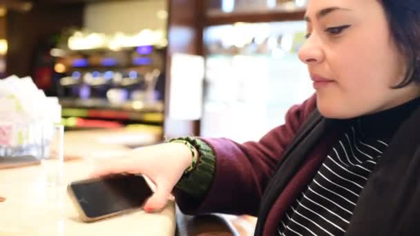 Jeune Femme Utilisant Téléphone Intelligent Dans Une Technologie Bar Réseau — Video