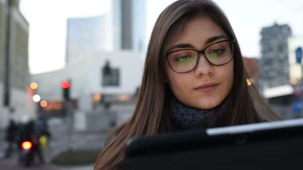 Belle Jeune Femme Utilisant Tablette Outddor Soir Avec Visage Éclairé — Video