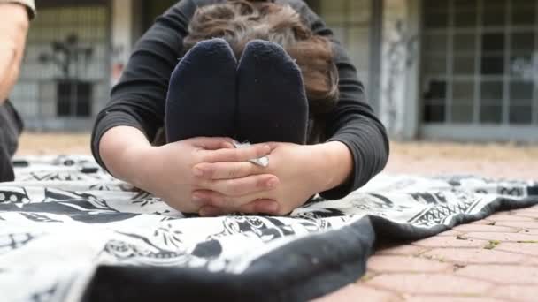 Close Hand Van Jonge Vrouw Die Zich Uitstrekt Buiten Stad — Stockvideo