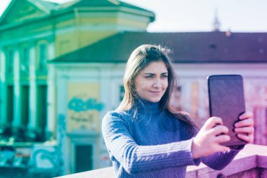 selfie alarak tablet kullanan kadın 