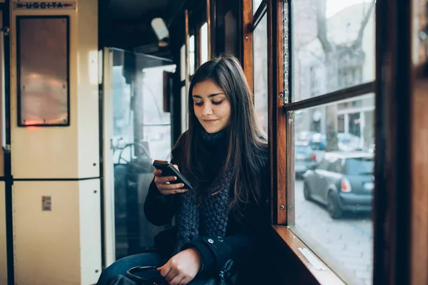 Γυναίκα με τη χρήση smartphone στον τομέα των μεταφορών — Φωτογραφία Αρχείου