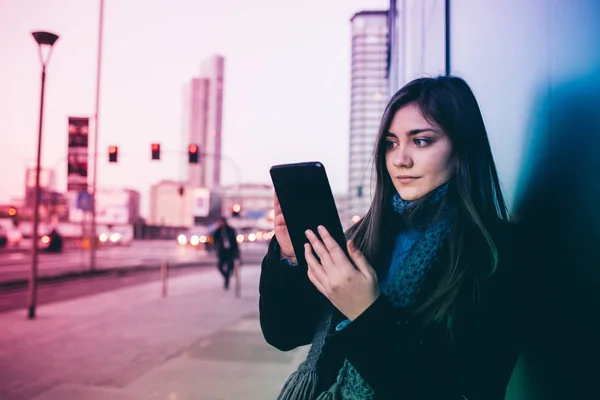 Femme en plein air utilisant la tablette — Photo