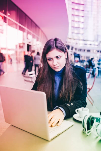 Geschäftsfrau nutzt Computer — Stockfoto