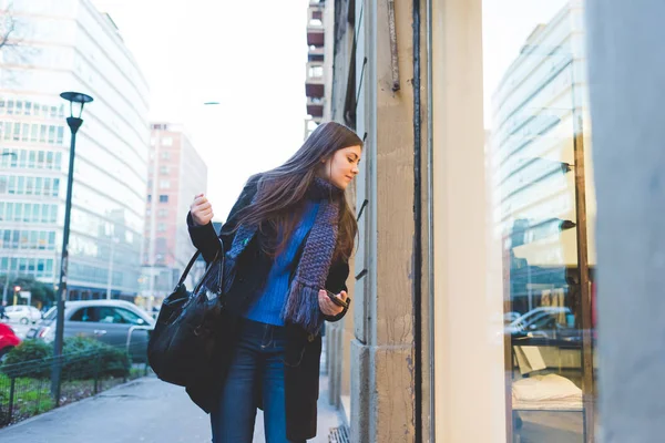 Frau im Freien zu Fuß in der Stadt — Stockfoto