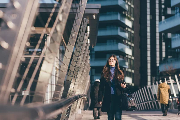 Geschäftsfrau im Freien spazieren in der Stadt — Stockfoto