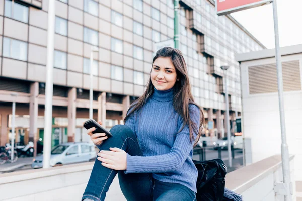 Donna all'aperto utilizzando smartphone — Foto Stock