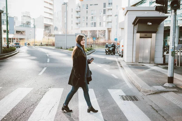 Mujer caminando al aire libre en la ciudad —  Fotos de Stock