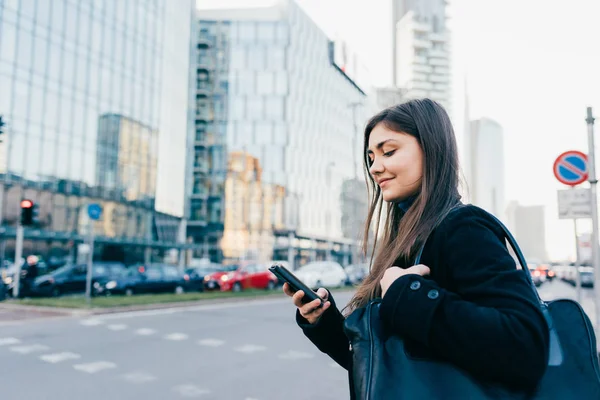 Бізнес-леді на відкритому повітрі за допомогою смартфона — стокове фото