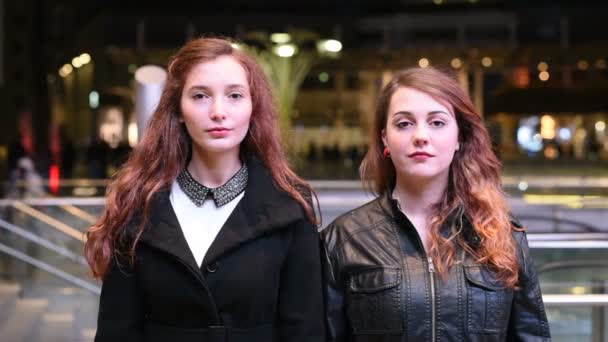 Derék Fel Két Fiatal Gyönyörű Kaukázusi Barátok Szabadtéri Este Pózol — Stock videók