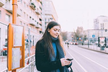 kadın smartphone kullanarak açık