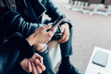 eller genç çiftin smartphone kullanarak
