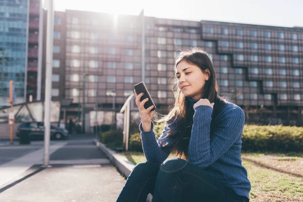 Tarassut perde smartphone kullanan kadın — Stok fotoğraf