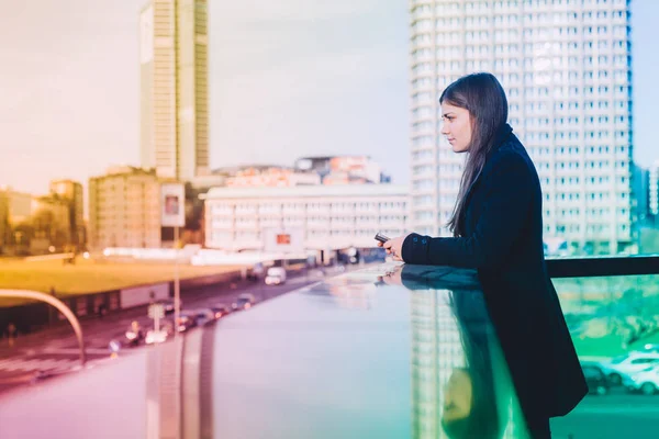 Kvinna utomhus med smartphone — Stockfoto