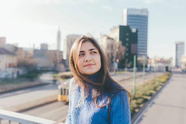 Mujer al aire libre luz trasera mirando hacia otro lado —  Fotos de Stock