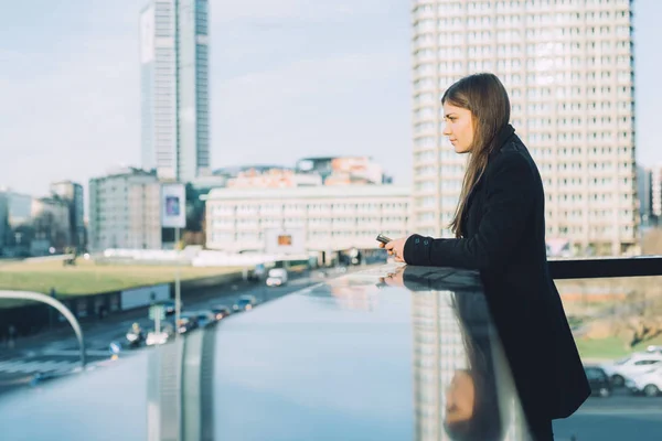 Kvinna utomhus med smartphone — Stockfoto