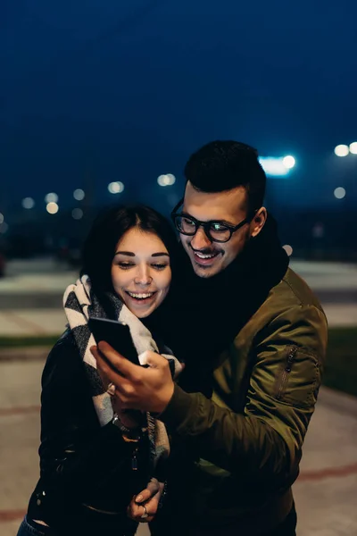 Paar buiten met smartphone — Stockfoto