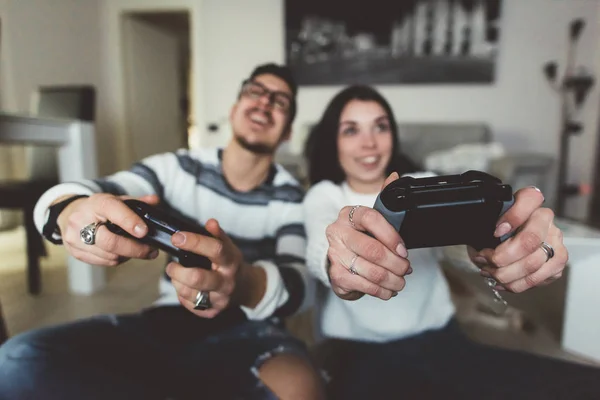 Pasangan di dalam ruangan apartemen bermain video game — Stok Foto
