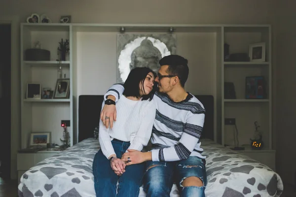 Paar sitzt im Bett und schaut in die Augen — Stockfoto