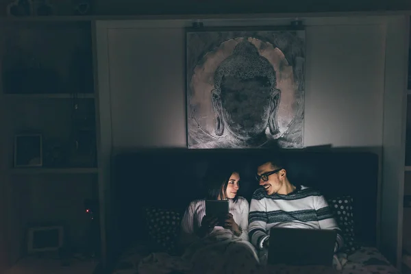 Couple using computer and tablet — Stock Photo, Image