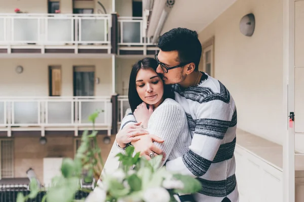 Couple outdoor hugging smiling — Stock Photo, Image