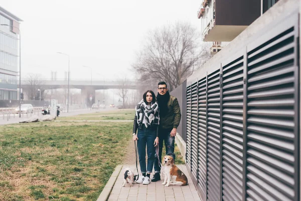 Пара позирует на открытом воздухе с собаками — стоковое фото