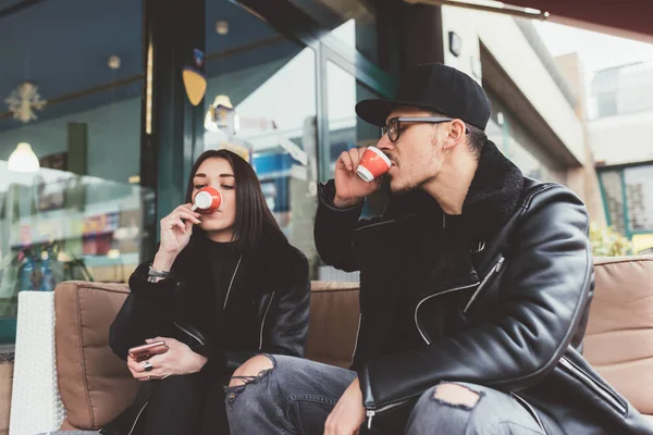 Par i bar en kopp kaffe — Stockfoto