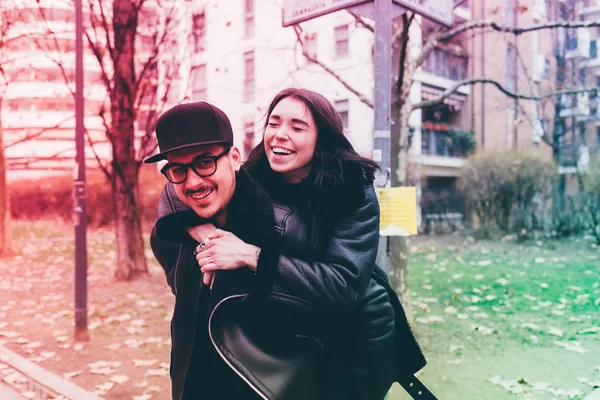 Homem dando jovem mulher piggyback — Fotografia de Stock