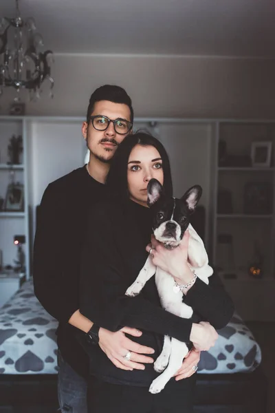 Paret håller Fransk Bulldog — Stockfoto