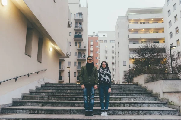 Pareja posando al aire libre cogidas de la mano —  Fotos de Stock