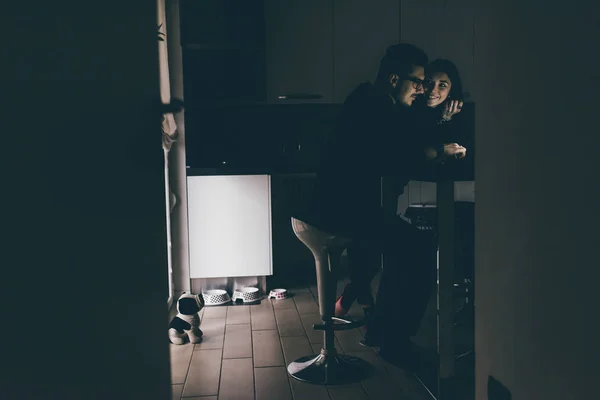 Mulher e homem interior no apartamento — Fotografia de Stock