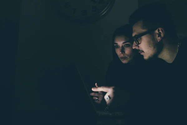 Mujer y hombre en la oscuridad usando la computadora —  Fotos de Stock