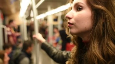 Genç güzel beyaz kadın banliyö commuting, yolculuk, yeraltı kavramı metro-