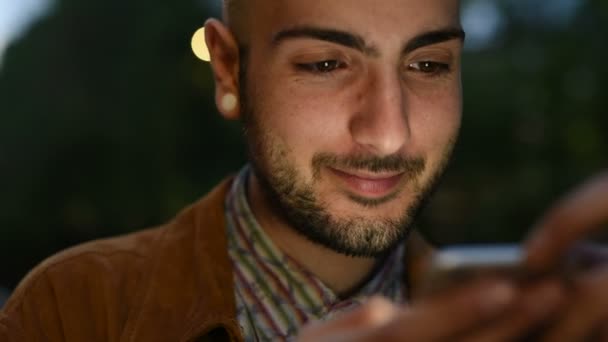 Retrato Joven Gay Usando Teléfono Inteligente Cara Iluminada Por Luz — Vídeo de stock
