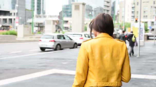 都市の自由の中で屋外を歩く若い女性のバックビュー それからすべての概念を取得 — ストック動画