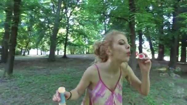 Portrét Mladé Krásné Kavkazské Blondýnka Hraje Soap Bubble Městském Parku — Stock video