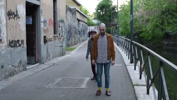 Dois Amigos Homossexuais Livre Equitação Piggyback Ter Diversão Amizade Felicidade — Vídeo de Stock